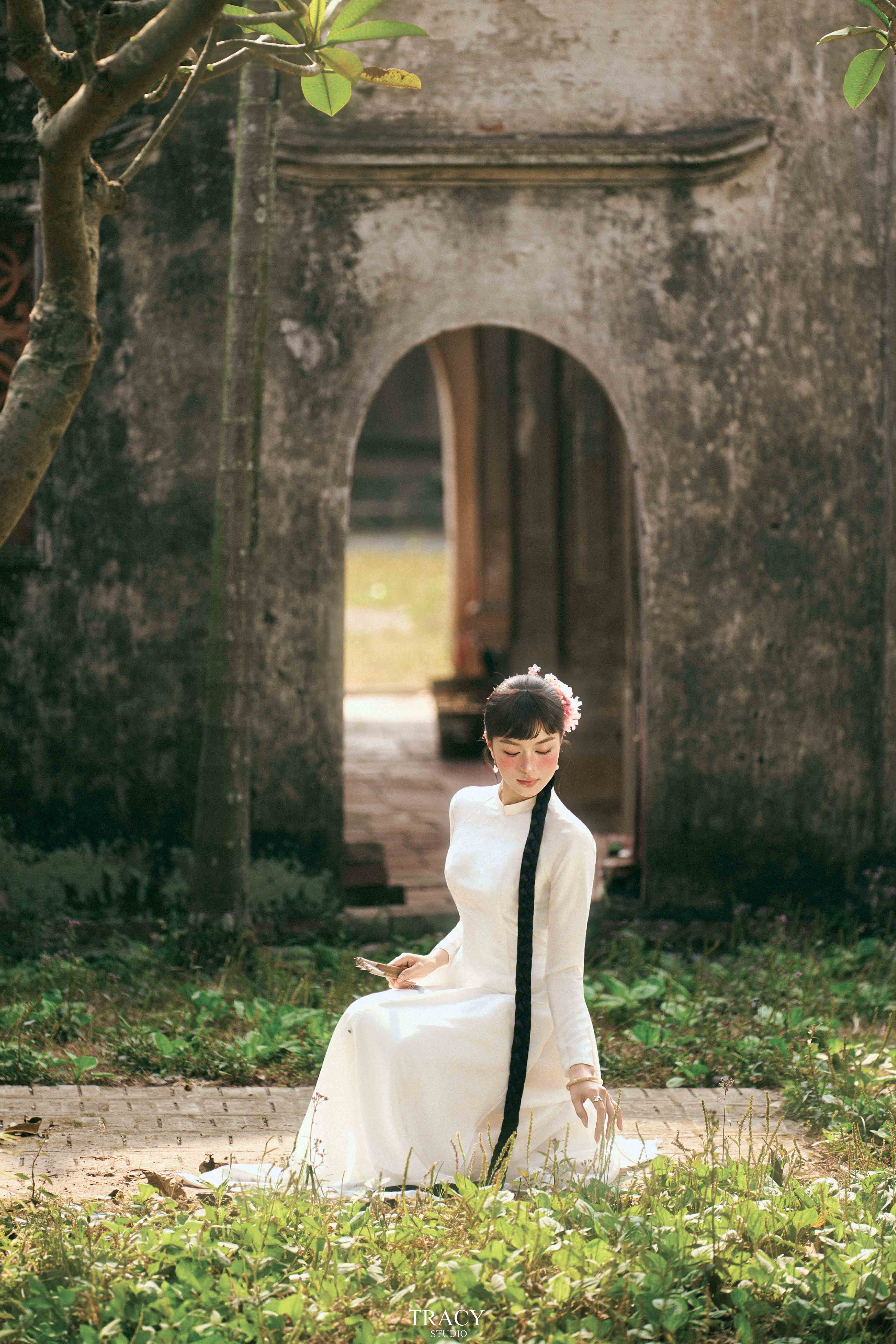 frontend/img/gallery/anh-tet-yem-ao-dai/tracy-studio-chup-concept-ao-dai-chu-oanh (12).jpg